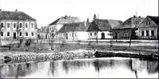 Škola a náměstí roku 1900