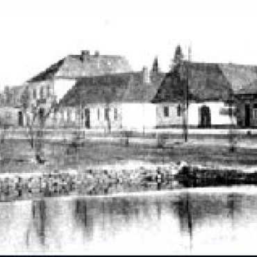 Škola a náměstí 1900