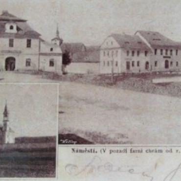 dobová pohlednice z roku 1899 (náměstí obce a hřbitovní kaple)