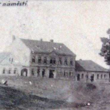 náměstí 1900 (uprostřed radnice)