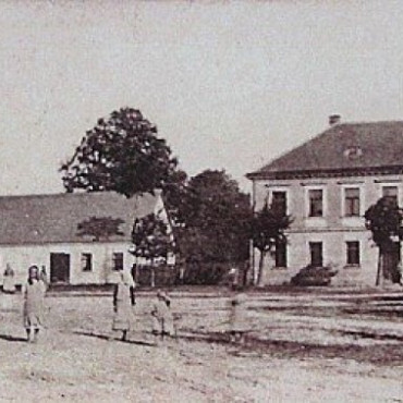 Škola a část náměstí 1910